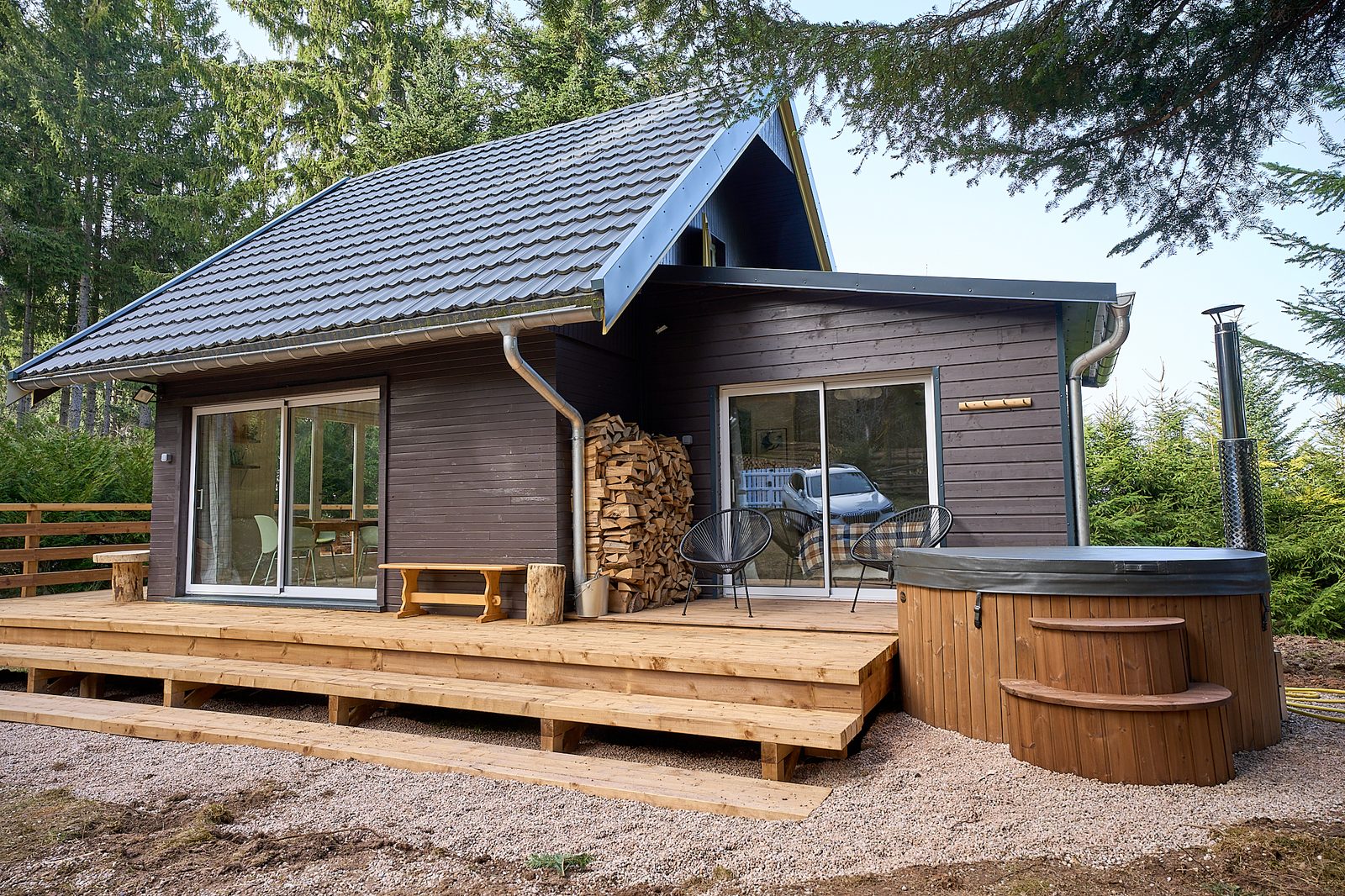 Façade arrière avec bain nordique et bûches