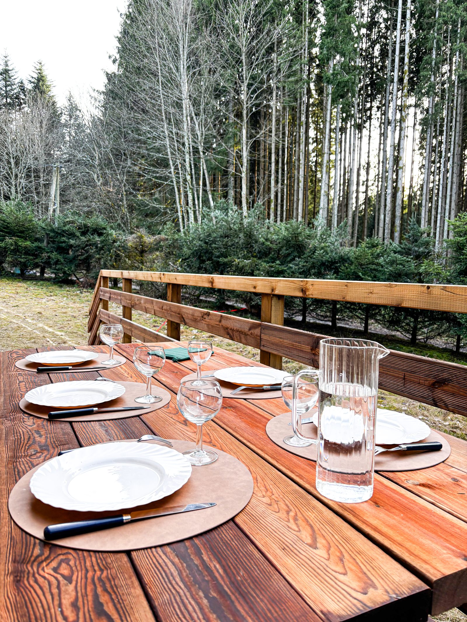 Table dressée en terrasse avec vue sur la forêt