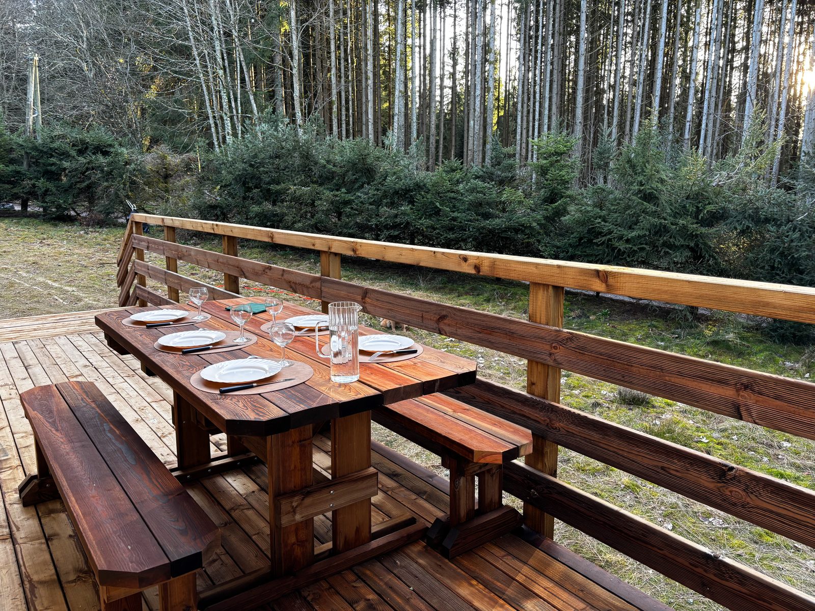 Repas en terrasse au coucher du soleil