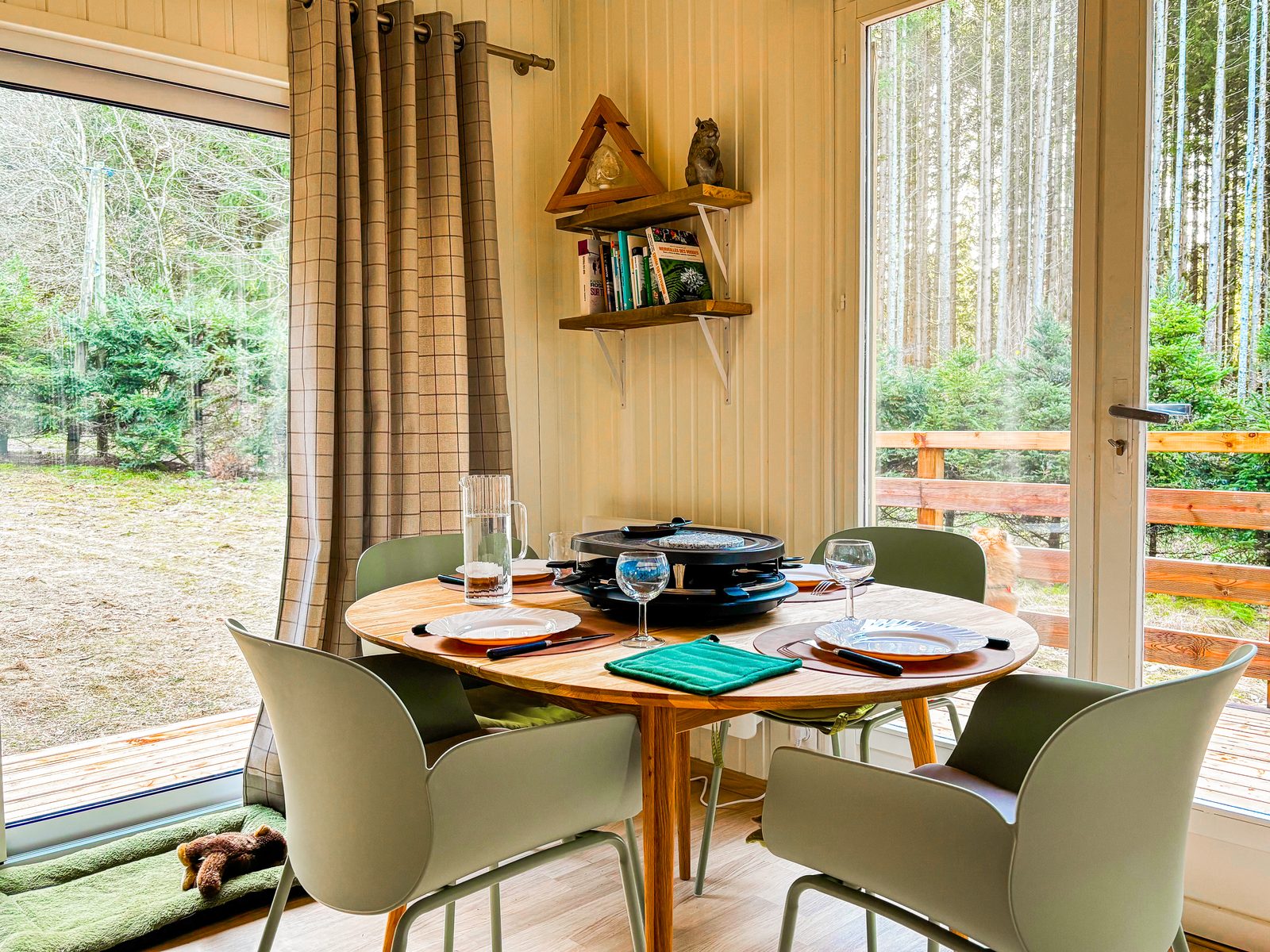 Salle à manger avec vue sur la forêt