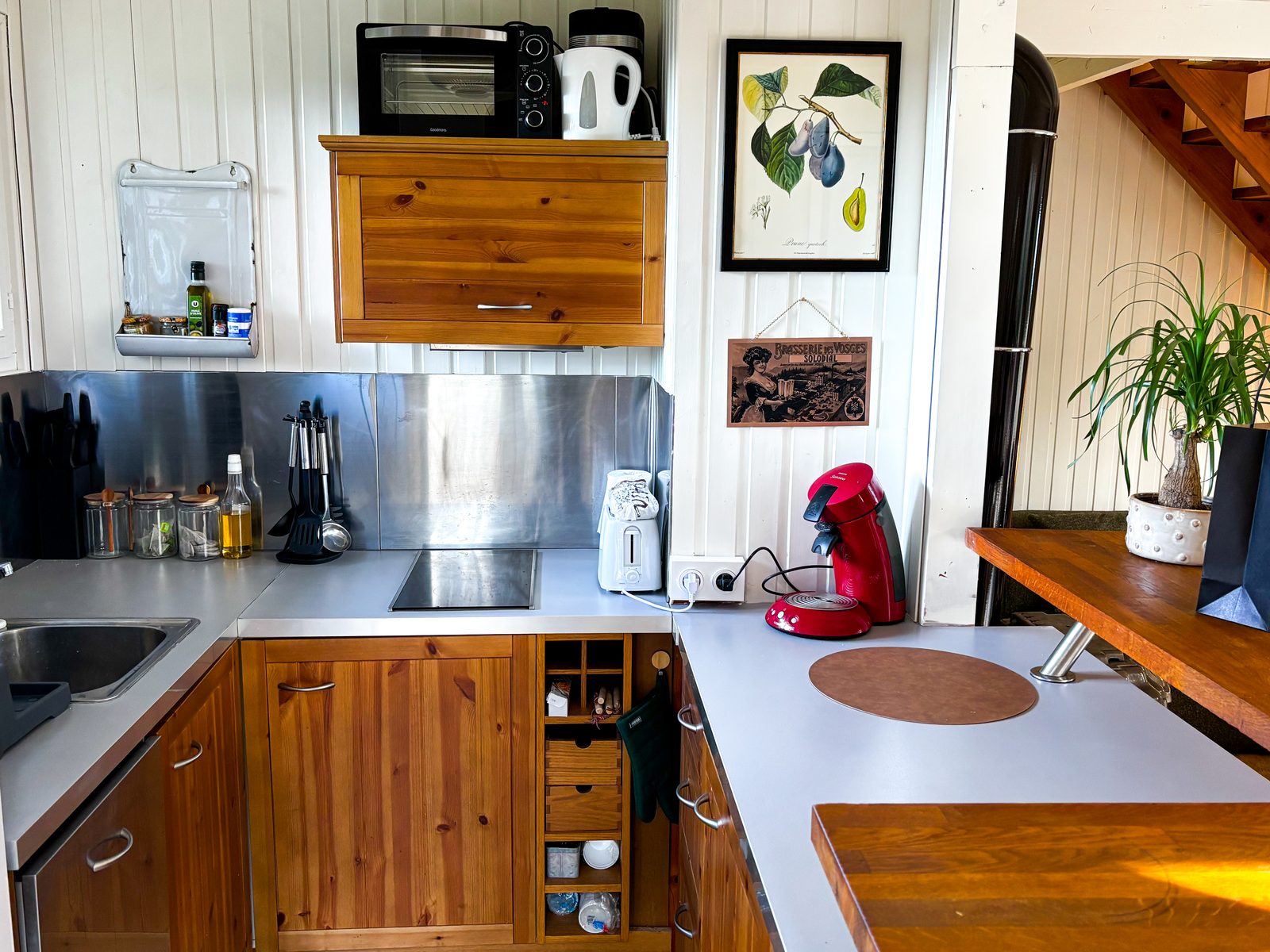 Cuisine ouverte avec comptoir bar en bois