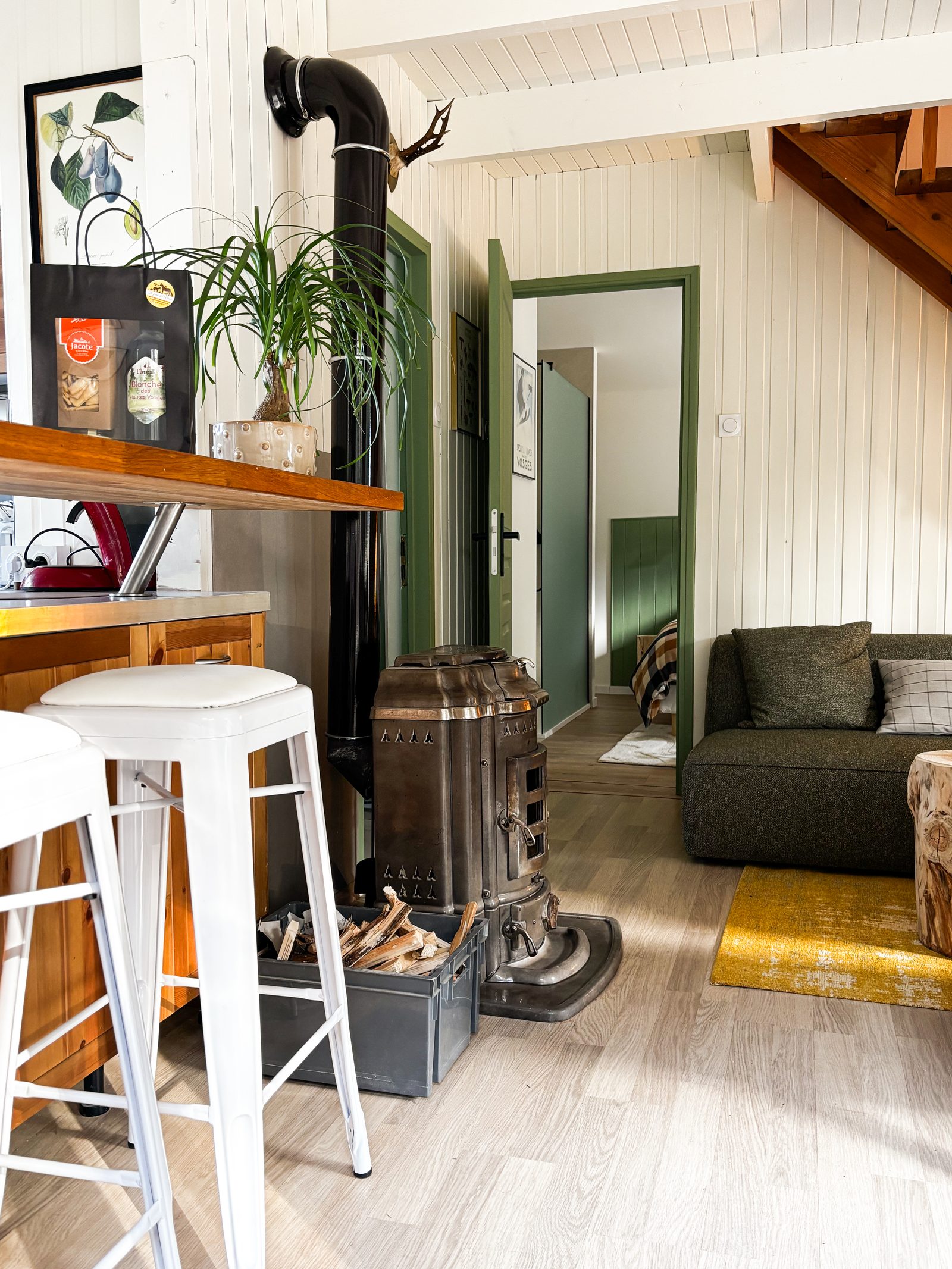 Poêle à bois vintage et salon cosy