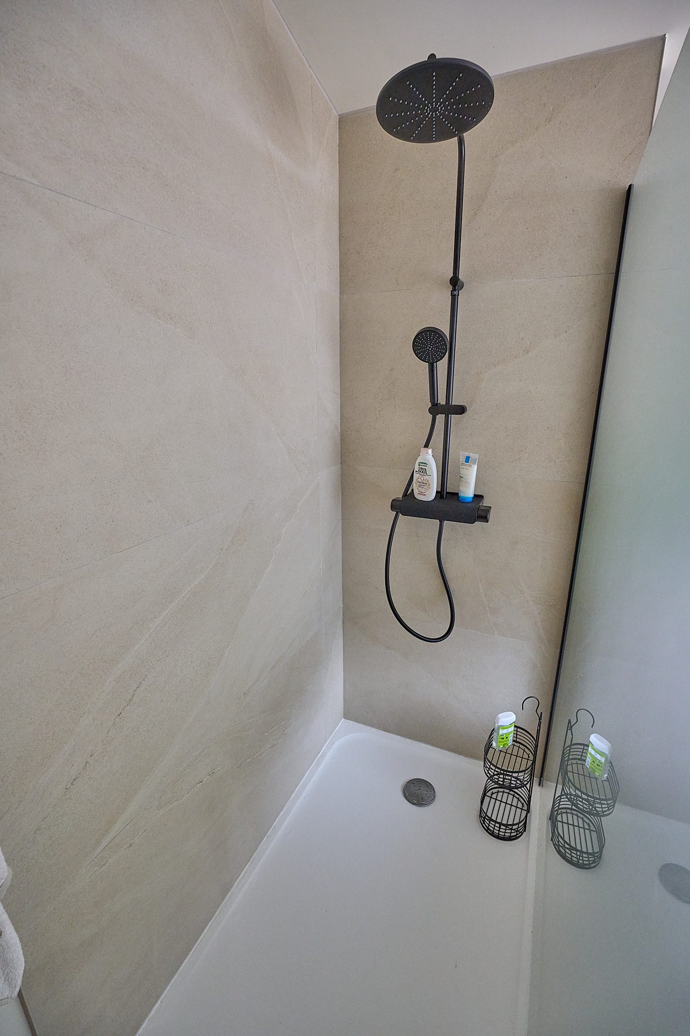 Douche à l'italienne avec robinetterie noire